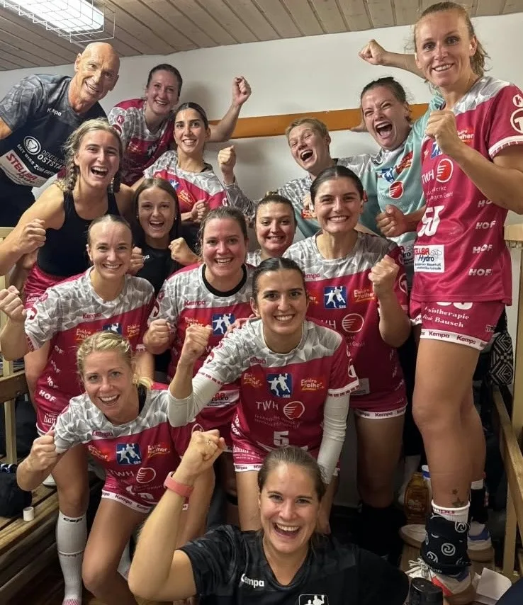 SHB Frauen Glückliches Ende in der Gemeindehalle Hohenacker: Die SHB-Handballerinnen bejubeln den zweiten Saisonsieg.