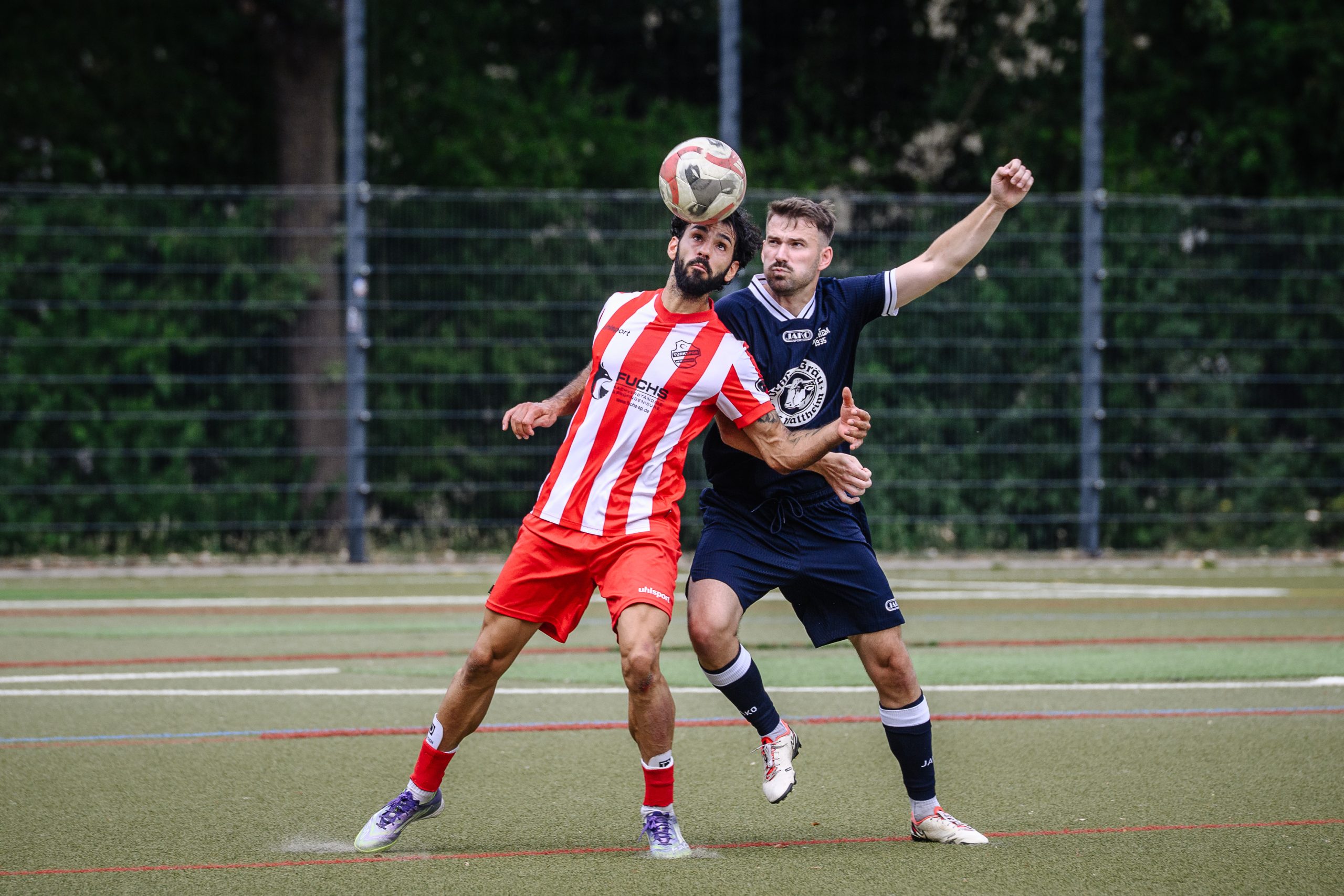 Taktgeber: Denis Werner (links, hier im Zweikampf mit Tobias Hochholzner von der TSG Nattheim), hat die Fußballer von Türkspor Heidenheim in die Bezirksliga geführt.