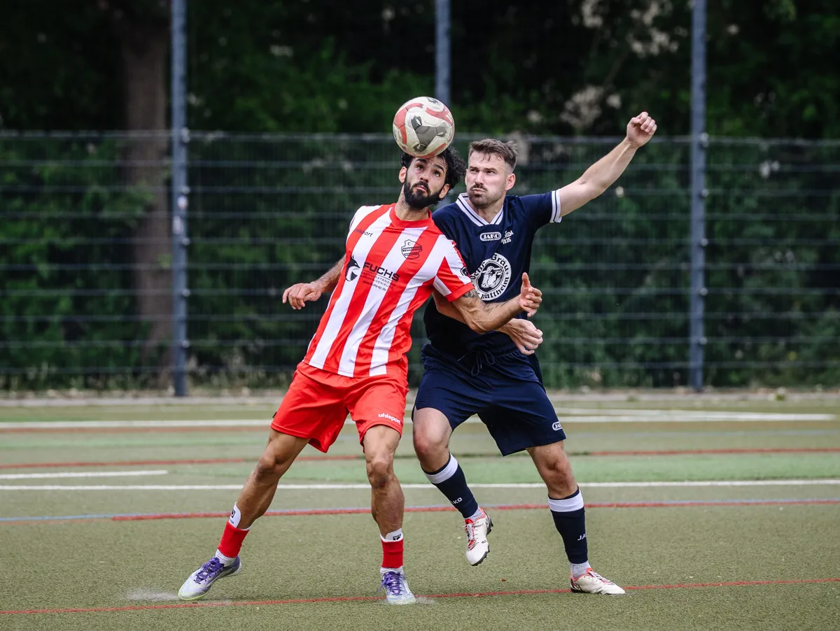 Fußball-Bezirksliga: Türkspor Heidenheim gegen TSG Nattheim Taktgeber: Denis Werner (links, hier im Zweikampf mit Tobias Hochholzner von der TSG Nattheim), hat die Fußballer von Türkspor Heidenheim in die Bezirksliga geführt.