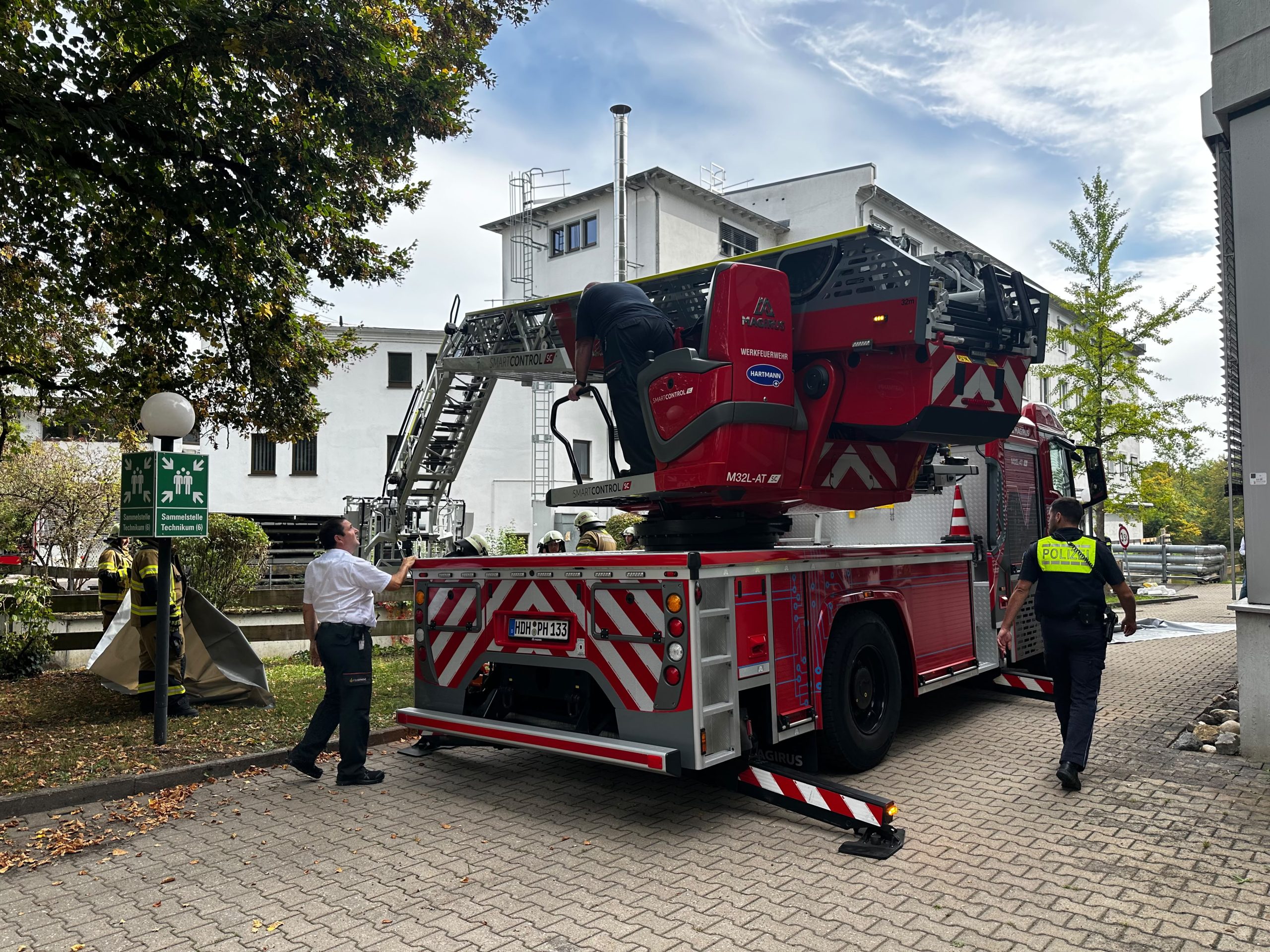 Feuerwehr im Einsatz an der Brenz auf Höhe der Firma Hartmann.