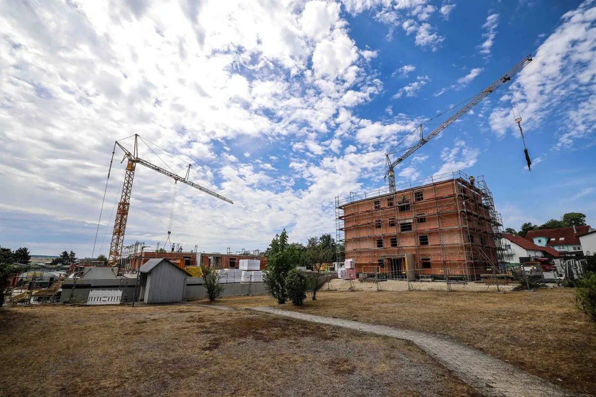In der Memminger Wanne in Giengen lässt die Kreisbaugesellschaft derzeit zwei Mehrfamilienhäuser mit Tiefgarage bauen. 