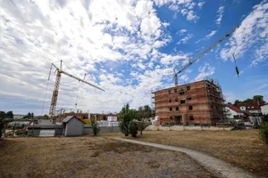 Giengen, Baustelle, Kreisbau, Memminger Wanne, In der Memminger Wanne in Giengen lässt die Kreisbaugesellschaft derzeit zwei Mehrfamilienhäuser mit Tiefgarage bauen.
