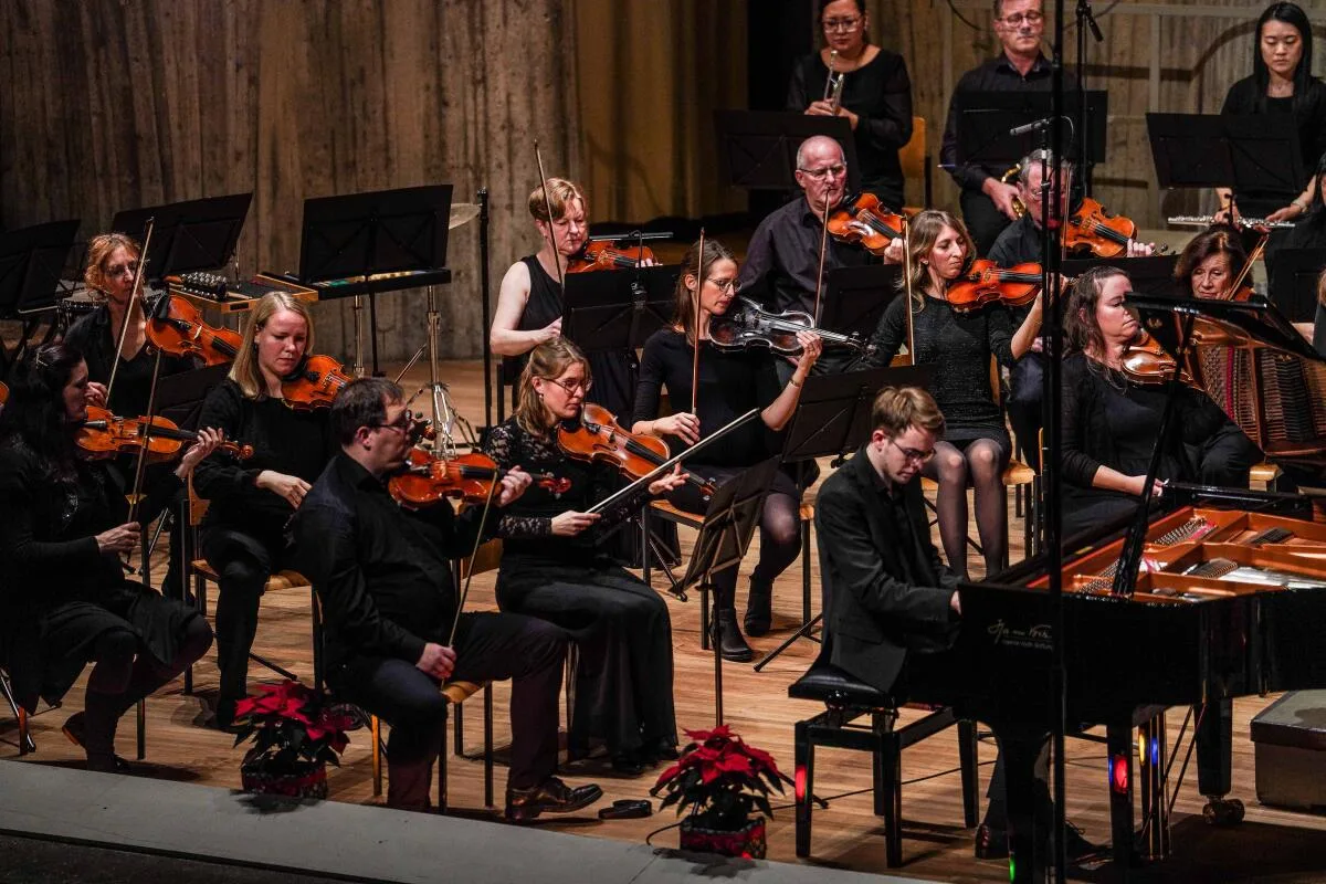 Das Voith-Orchester – hier beim Weihnachtskonzert 2024 – kehrt für sein Sommerkonzert in die Heidenheimer Waldorfschule zurück.