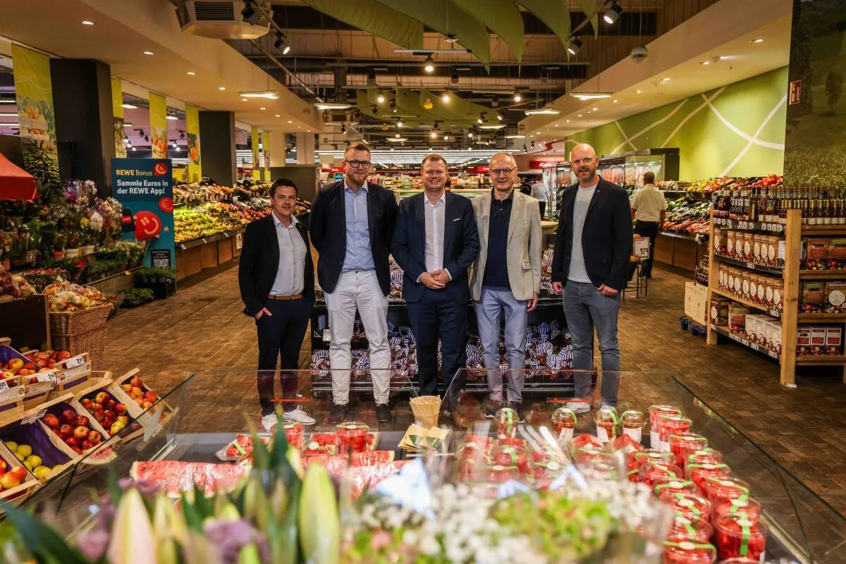 Treffen im Rewe-Center in Heidenheim wenige Tage vor der Übergabe: (von links) Sebastian Kast, Michael Matthes, Oberbürgermeister Michael Salomo, Jakob Nieß und Johannes Schenck.