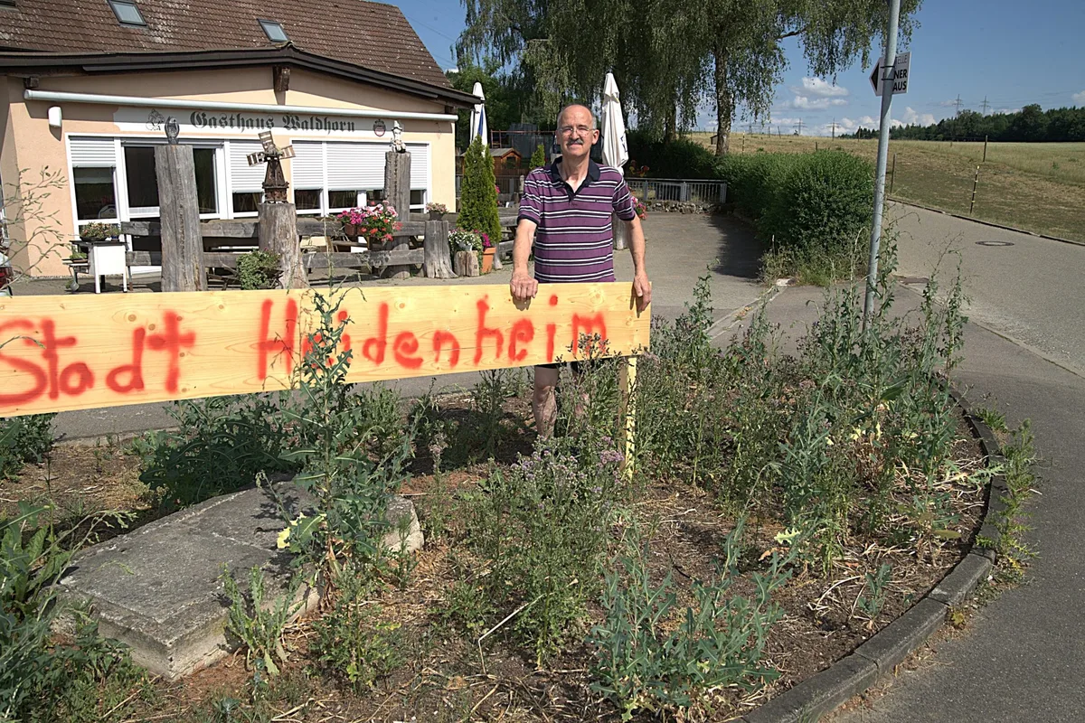 Zu wenig Pflege: Der Wirt des Rotensoler Waldhorns inmitten des Wildwuches vor seinem Gasthof.