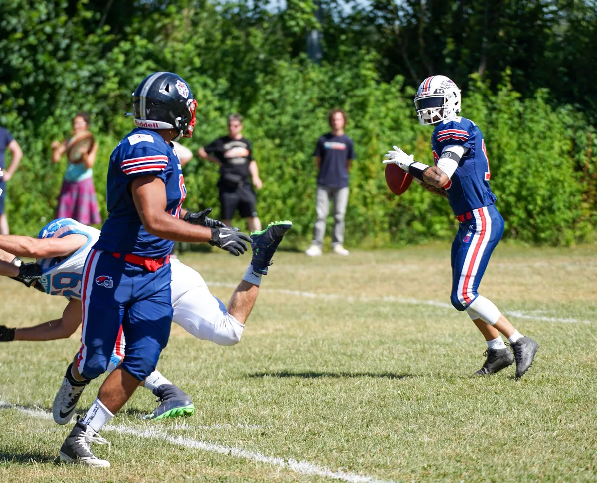 Die Hellenstein Rascals um Quarterback Daniel Kovacs (rechts) zeigten gegen die Heilbronn Salt Miners einige schöne Spielzüge. 