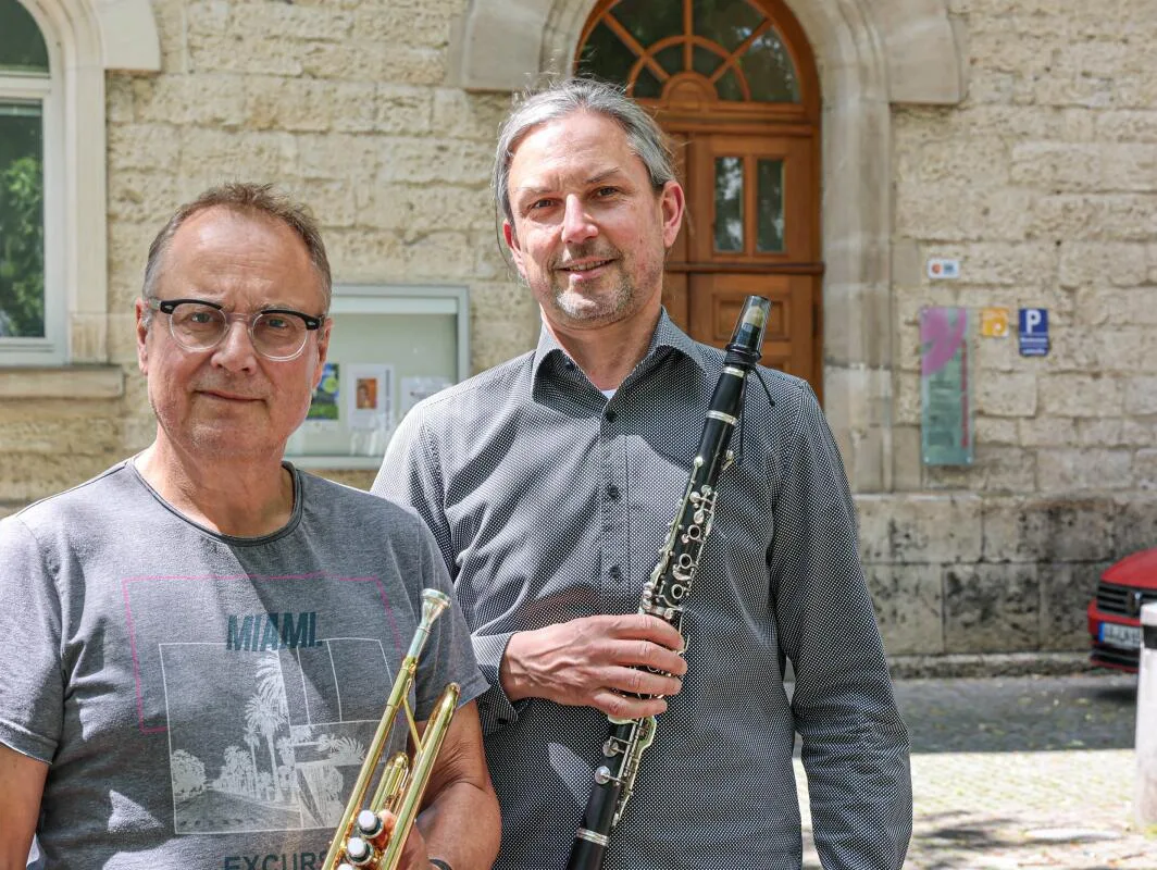 Stefan Blank (rechts) beerbt Jürgen Degeler als Dirigent beim Städtischen Blasorchester Heidenheim. Stefan Blank (rechts) beerbt Jürgen Degeler als Dirigent beim Städtischen Blasorchester Heidenheim.