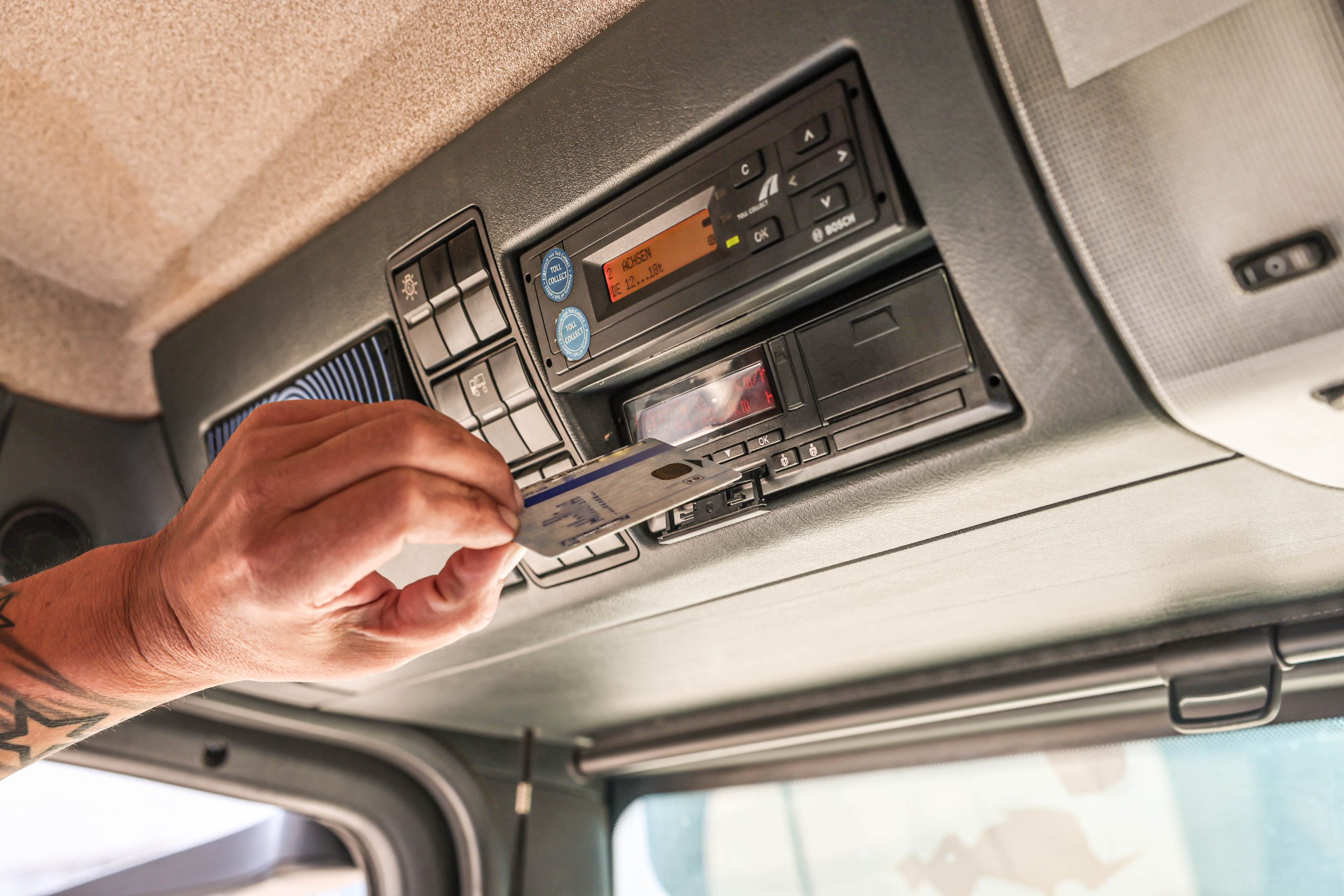 Fahrerkarte gezogen oder nicht? Die Fahrdaten eines Lkw können zwar einige Geheimnisse eines Missbrauchs gegen das Arbeitszeitgesetz aufdecken, jedoch können Fahrer mit den Daten rund um die eigene Karte ordentlich tricksen. 