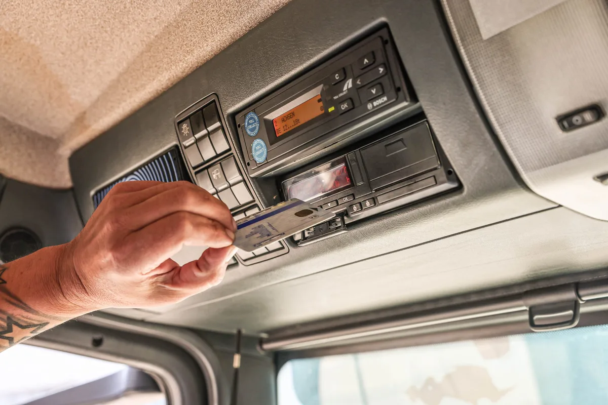 Fahrerkarte gezogen oder nicht? Die Fahrdaten eines Lkw können zwar einige Geheimnisse eines Missbrauchs gegen das Arbeitszeitgesetz aufdecken, jedoch können Fahrer mit den Daten rund um die eigene Karte ordentlich tricksen. 