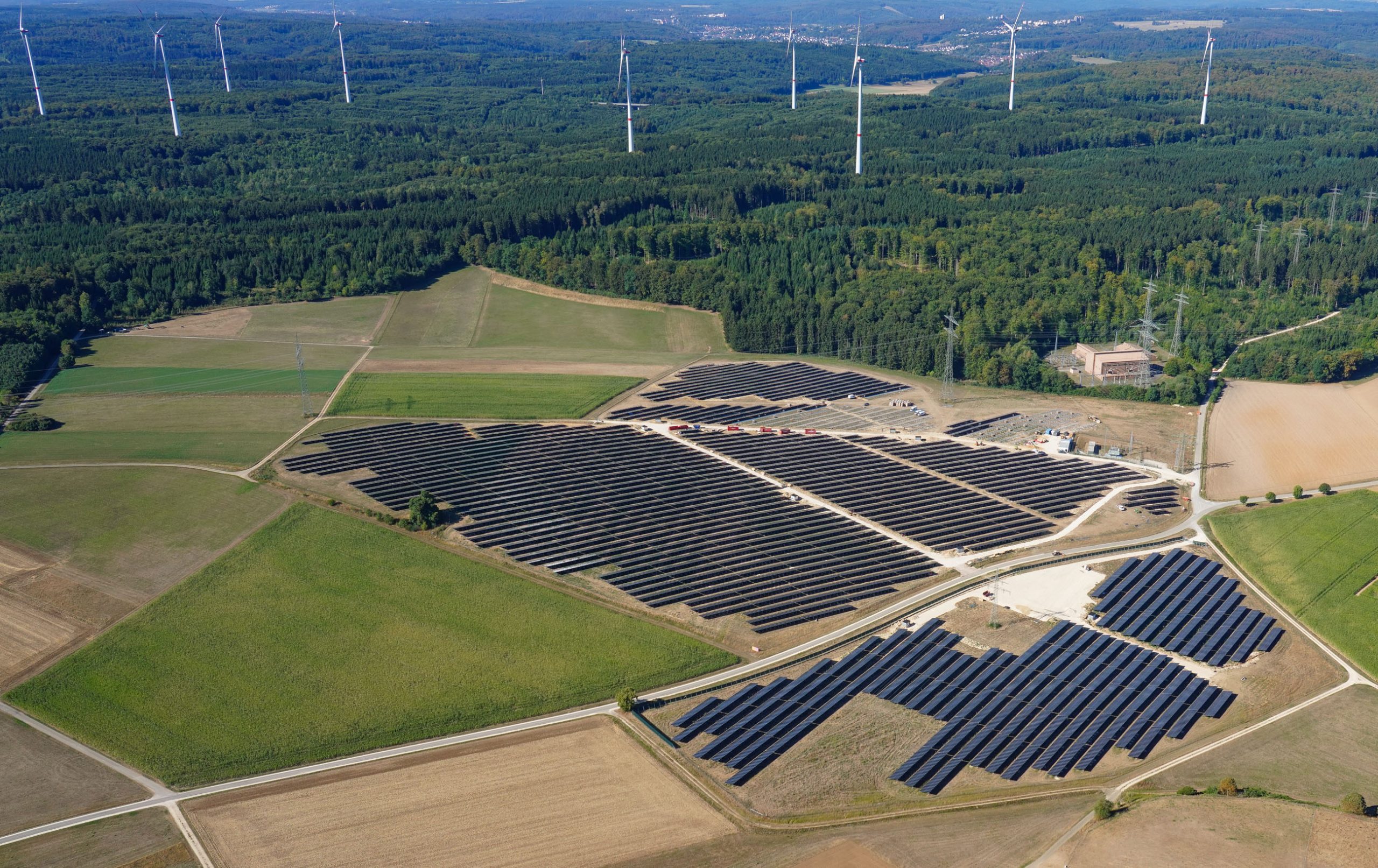 Der Bau des Solarparks bei Kleinkuchen ist beinahe fertiggestellt.
