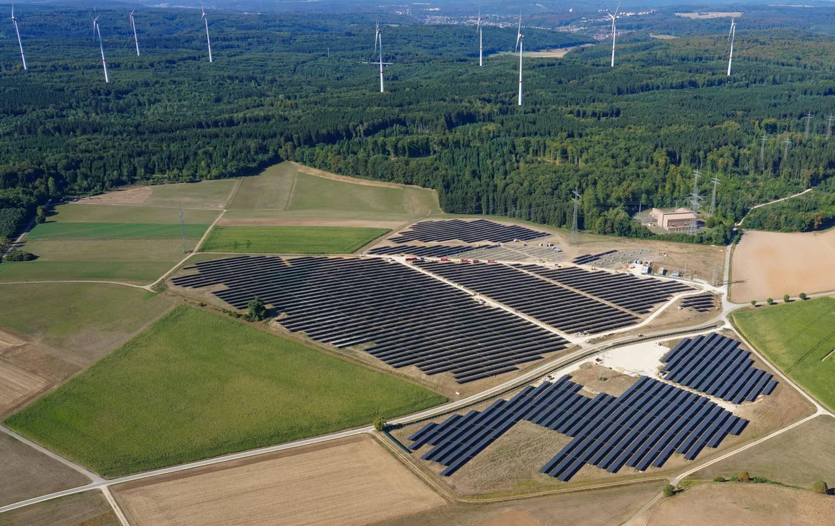 Der Bau des Solarparks bei Kleinkuchen ist beinahe fertiggestellt.