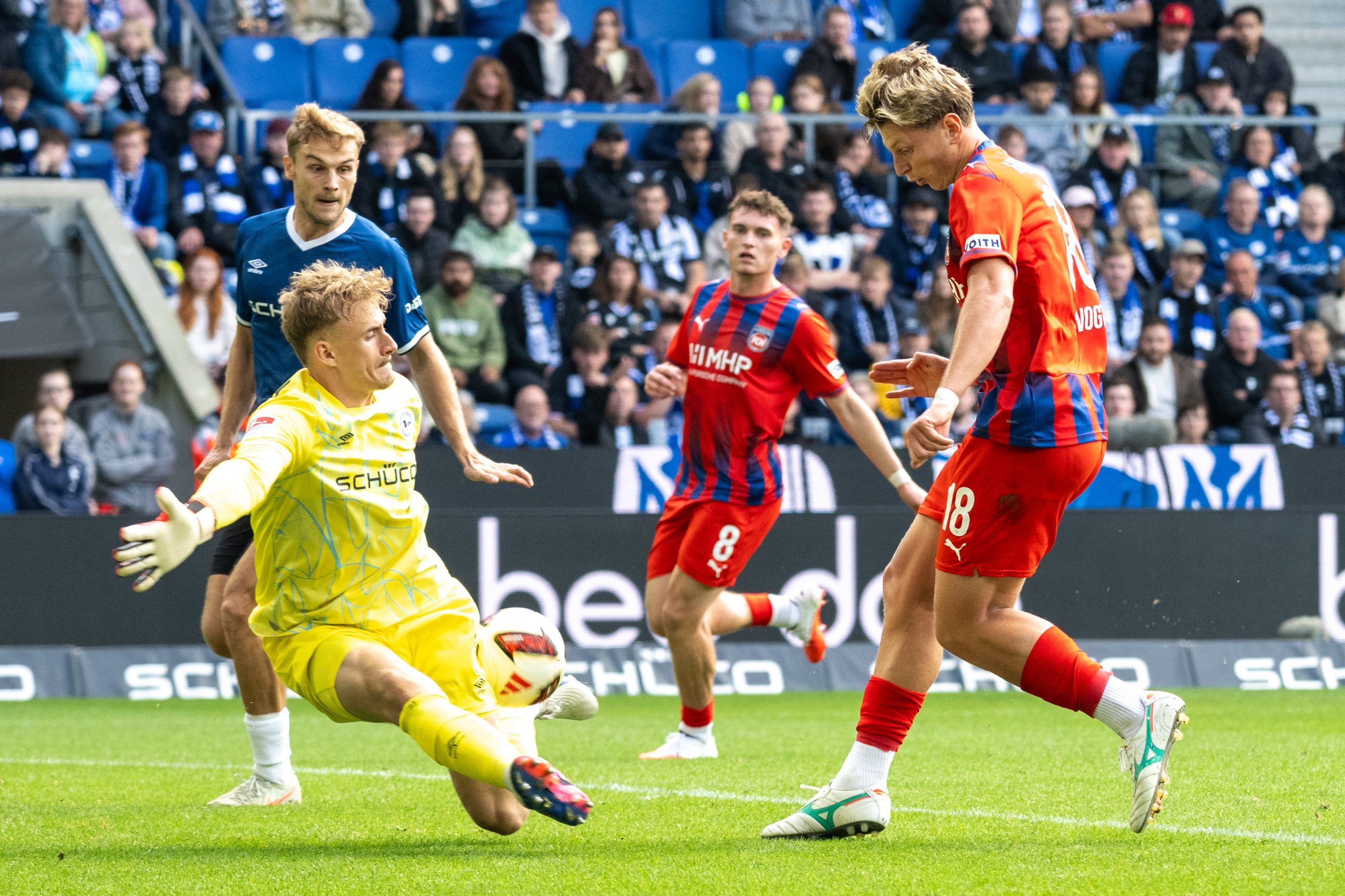 Mal wieder im Duell: Alessandro Vogt, Stürmer des 1. FC Heidenheim (rechts), scheiterte an Jonas Kersken, Torhüter von Arminia Bielefeld.