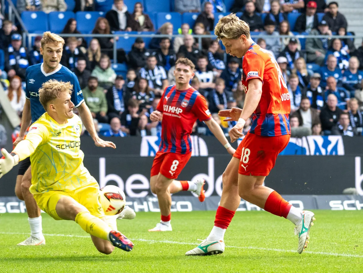 DSC Arminia Bielfeld vs. 1. FC Heidenheim 1846, Fussball, 2. Liga, 06. Spieltag, Saison 2026/2027, 20.09.2026 Mal wieder im Duell: Alessandro Vogt, Stürmer des 1. FC Heidenheim (rechts), scheiterte an Jonas Kersken, Torhüter von Arminia Bielefeld.