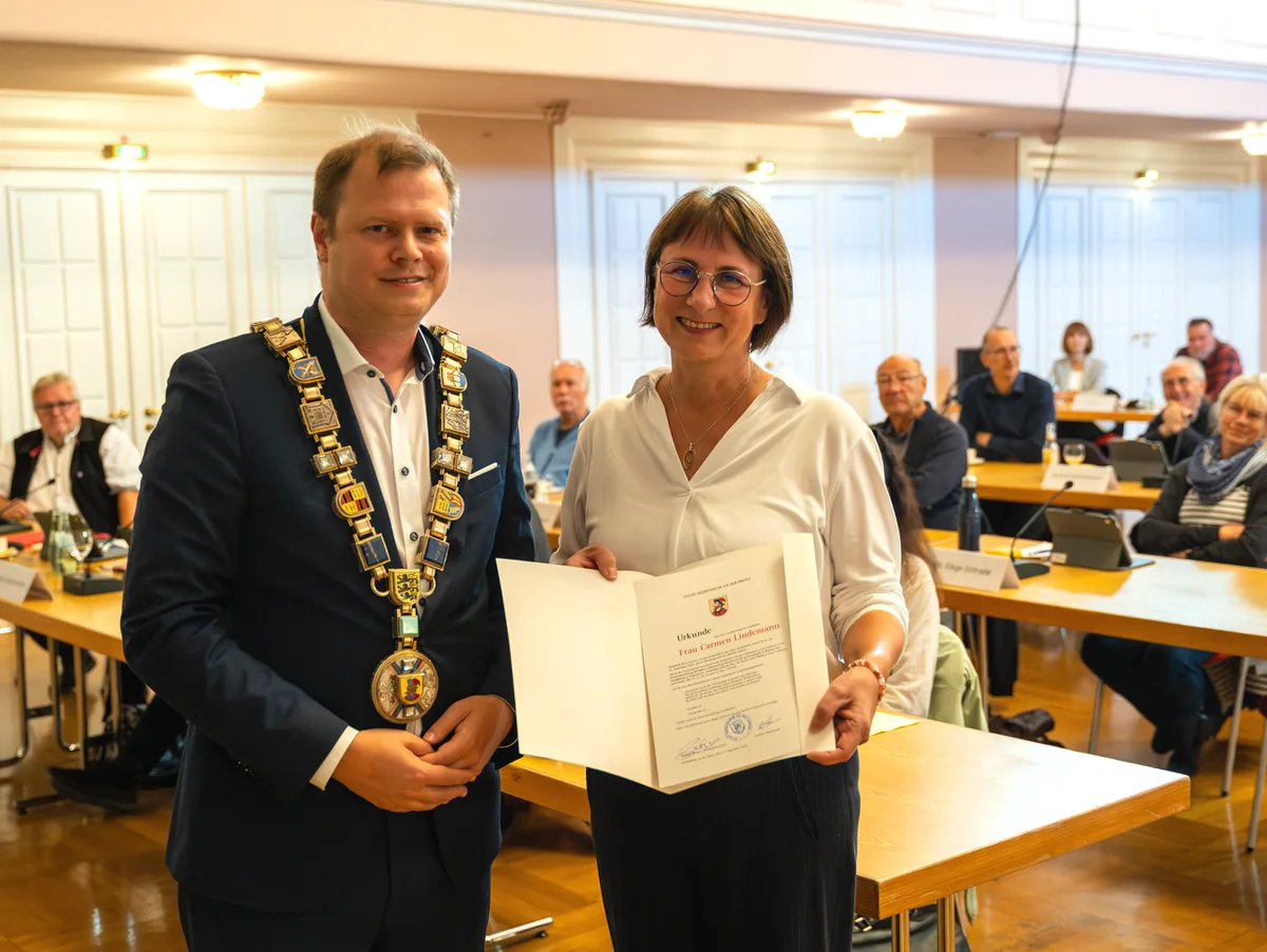 Einsetzung-Lindemann Carmen Lindemann wurde von Oberbürgermeister Michael Salomo als neues Mitglied des Heidenheimer Gemeinderats verpflichtet.