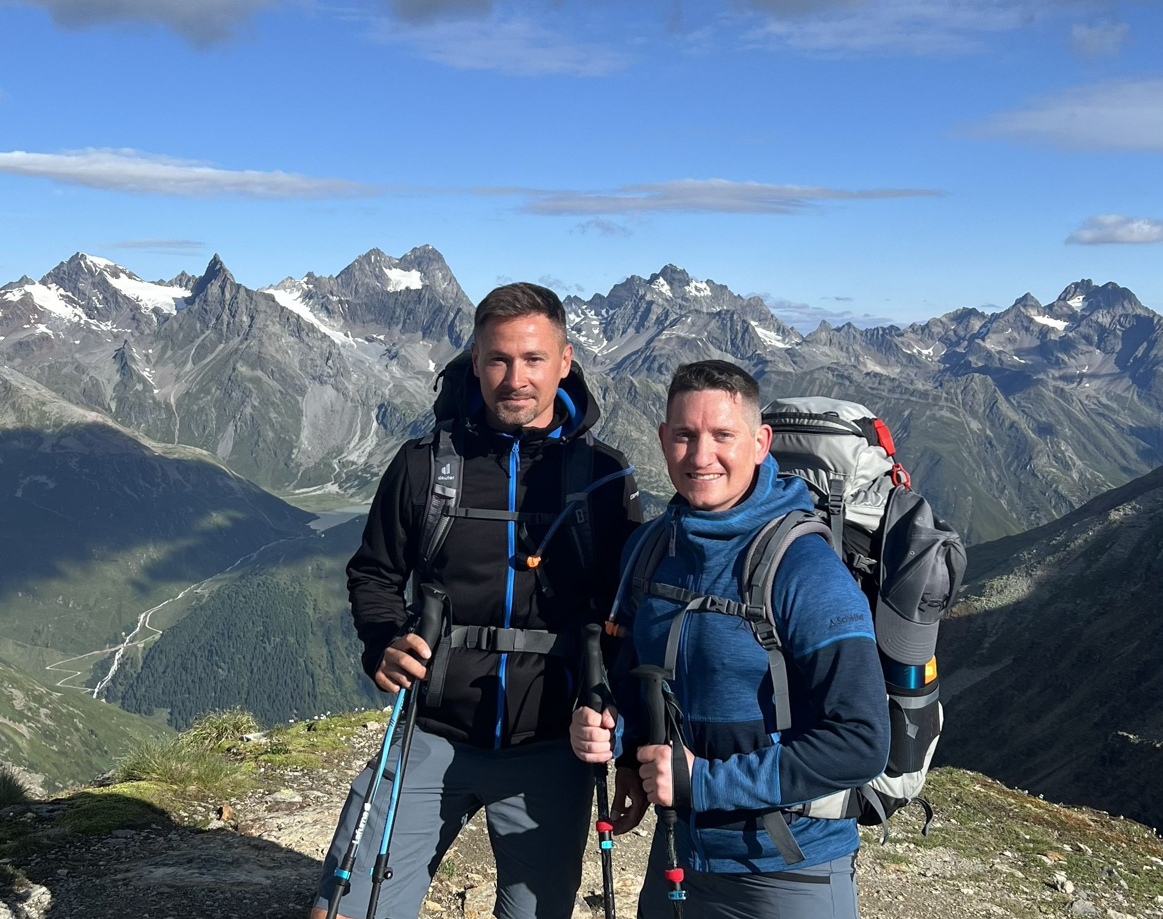 Vor einer malerischen Kulisse: Nico Schellenberger (links) und Tobias Hammerschmidt sind eigentlich Fußballer bei der Spielgemeinschaft Burgberg/Hohenmemmingen. Die beiden Kumpels überquerten aber auch gemeinsam die Alpen. Hier stehen sie am Pitztal.