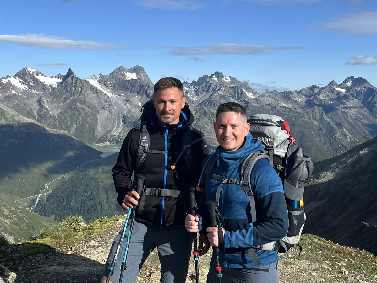 Pitztal online Vor einer malerischen Kulisse: Nico Schellenberger (links) und Tobias Hammerschmidt sind eigentlich Fußballer bei der Spielgemeinschaft Burgberg/Hohenmemmingen. Die beiden Kumpels überquerten aber auch gemeinsam die Alpen. Hier stehen sie am Pitztal.