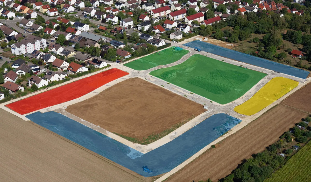 Das Baugebiet Bruckersberg-Ost: Der rote Bereich ist für den Kindergarten vorgesehen, der grüne ist im Besitz der Kreisbau, im gelben sollen Tiny-Häuser gebaut werden, im blauen Einfamilien- und Doppelhäuser. Im gelben wie auch im blau markierten Bereich gibt es neben den städtischen auch private Grundstücke. Der braune Bereich ist im Besitz der Stadt und dort sind Mehrfamilienhäuser vorgesehen.
