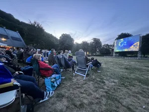 VdHK-Tagung_Festabend 25.07.2026(2) Abends verwandelte sich das Gelände der Höhlen-Erlebniswelt
in eine große Open-Air-Bühne.