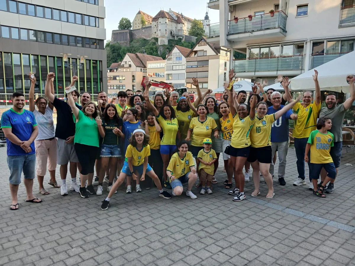 Am Ende wurde doch noch gejubelt: 40 brasilianische Fans feierten in der Innenstadt den Achtelfinaleinzug ihres Teams.