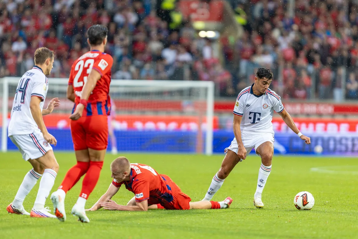 GER, 1. FC Heidenheim vs. FC Bayern Muenchen, Fußball, Testspiel, 2026/2027, 18.08.2026 Eine Liga mit viel Testspielcharakter. Leart Pacarada (2. v. l.) feierte im Test im August gegen den FC Bayern München sein Comeback für den FCH. In der „Bundesliga Talent Series“ hatte er gegen den SV Darmstadt 98 seinen ersten längeren Einsatz seit seiner schweren Verletzung. Neben vielen Talenten kamen auch Marko Zrilic (am Boden) und zwei weitere Heidenheimer Profis ebenfalls zum Einsatz.