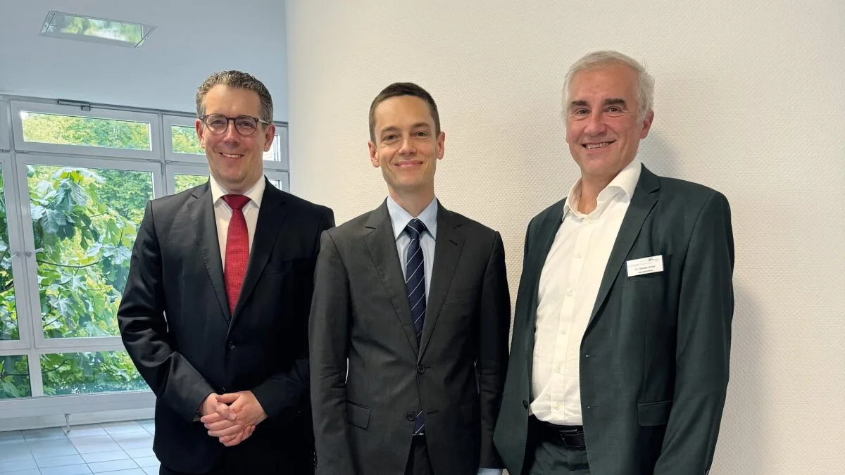 Billmann Prof. Dr. Franck Billmann (Mitte) mit Landrat Peter Polta (li.) und Klinikgeschäftsführer Dr. Dennis Göbel vor Beginn seiner Tätigkeit in Heidenheim, die nicht einmal zwei Jahre währte.
