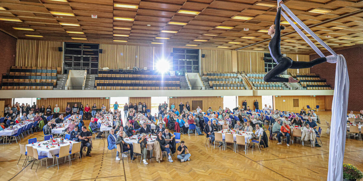 Spektakuläre Luftakrobatik boten Artisten des Projekts Himmelszelt beim 46. Miteinanderfest am Sonntagnachmittag in der Walter-Schmid-Halle. 