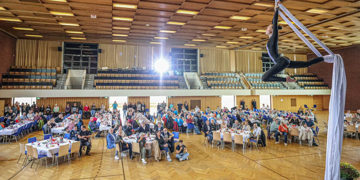 Miteinanderfest Walter-Schmid-Halle Giengen Spektakuläre Luftakrobatik boten Artisten des Projekts Himmelszelt beim 46. Miteinanderfest am Sonntagnachmittag in der Walter-Schmid-Halle.