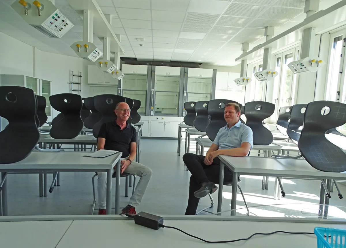 Zum Glück nur für den Fotografen: Oberbürgermeister Michael Salomo (rechts) und der städtische Hochbauchef Stefan Bubeck müssen im Chemiesaal des Hellenstein-Gymnasiums Fragen beantworten. 