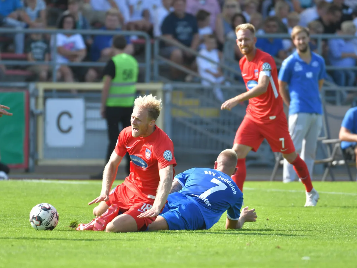 GER, Fussball, Saison 2018/19, DFB Pokal, SSV Jeddeloh II – 1. FC Heidenheim, 19.8.2018, Marschwegarena Der FCH und Sebastian Griesbeck trafen bereits im August 2018 auf den SSV Jeddeloh II.