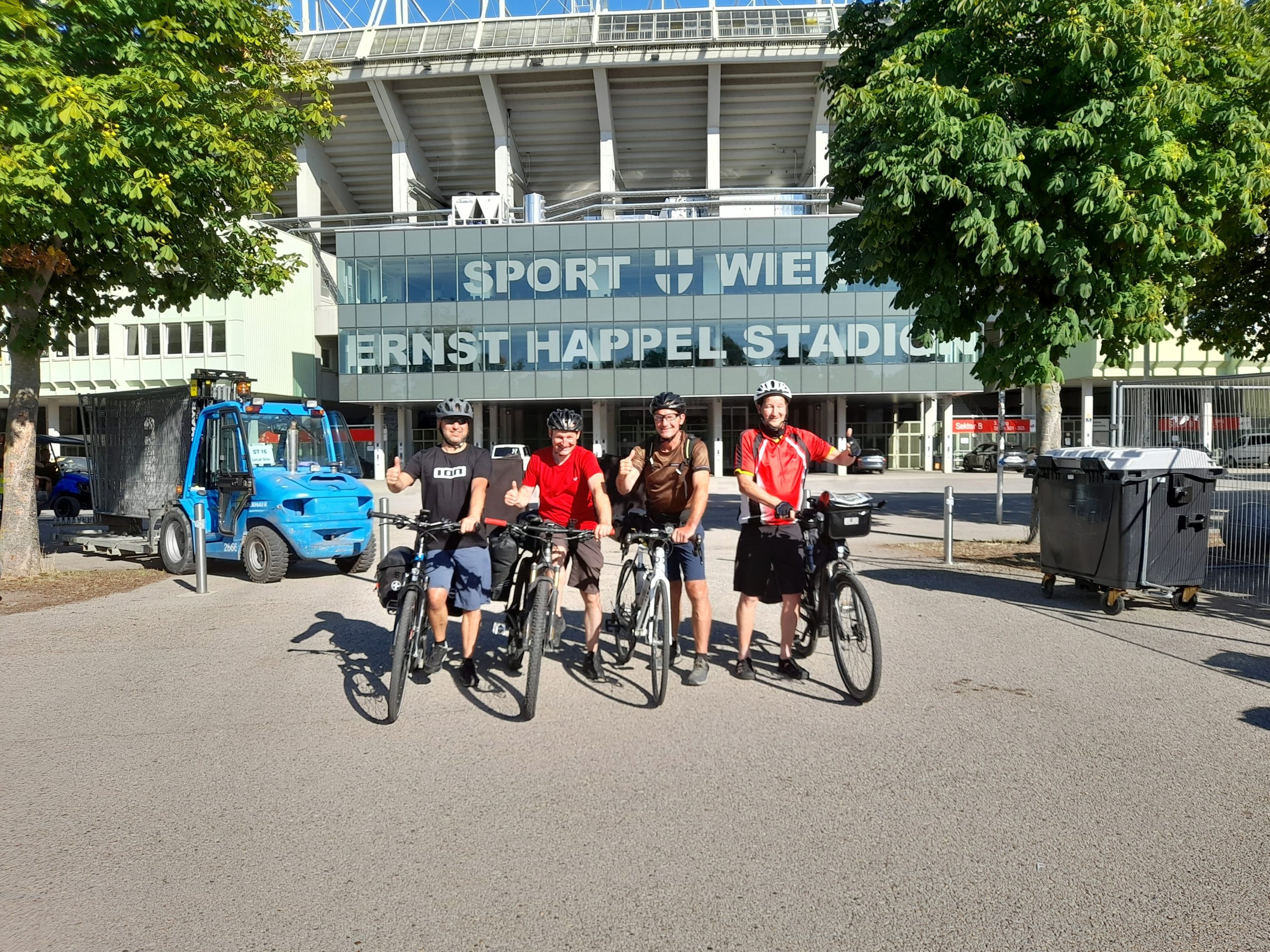 Am Zielort angekommen: Vor dem Praterstadion stehen Volker Stutzmüller, Michael Schilling, Joachim Schneid und Thomas Steinacher (von links nach rechts). Steinacher war dabei als Einziger auf einem E-Bike unterwegs, Schneid musste kurzfristig auf ein Gravelbike umsteigen. Schilling und Stutzmüller blieben ebenfalls ohne Unterstützung.  
