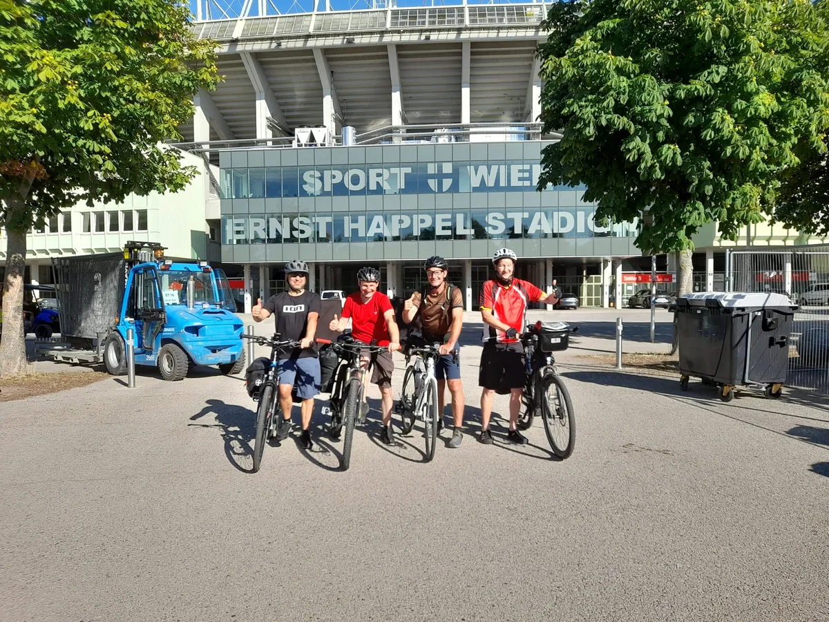 Am Zielort angekommen: Vor dem Praterstadion stehen Volker Stutzmüller, Michael Schilling, Joachim Schneid und Thomas Steinacher (von links nach rechts). Steinacher war dabei als Einziger auf einem E-Bike unterwegs, Schneid musste kurzfristig auf ein Gravelbike umsteigen. Schilling und Stutzmüller blieben ebenfalls ohne Unterstützung.  
