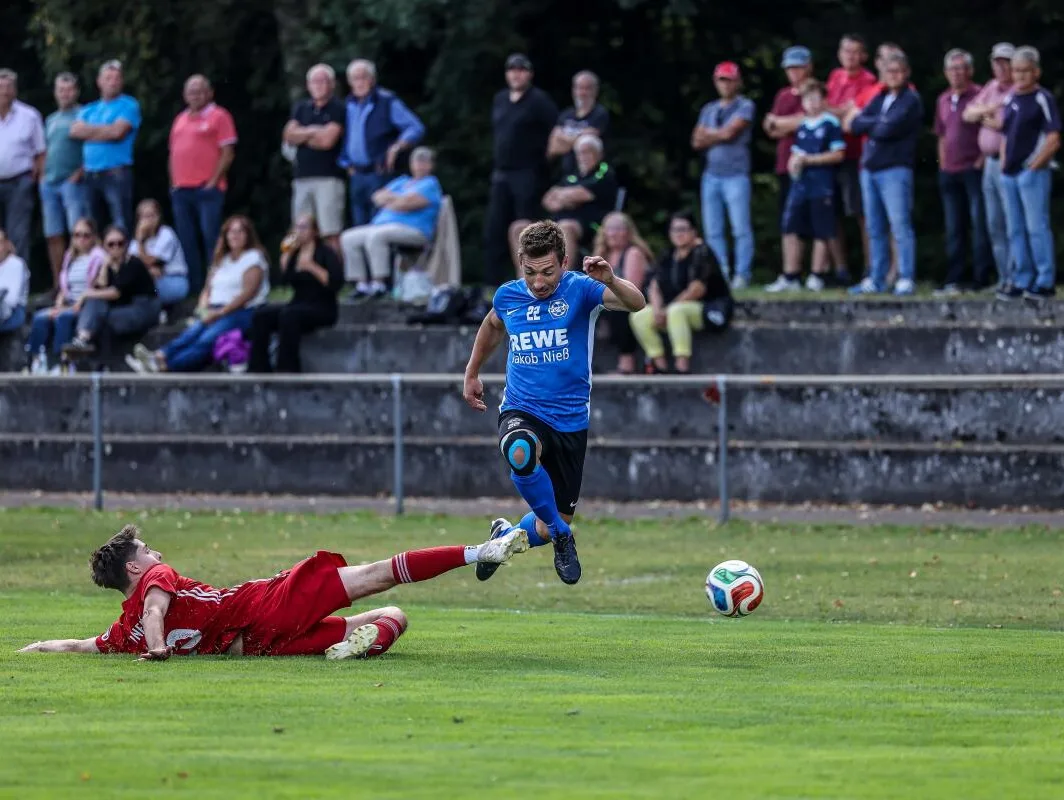 Fußball, Sontheim, Neuler, Gelingt dem FV Sontheim (am Ball Tim Urban) am Sonntag der Sprung an die Tabellenspitze?