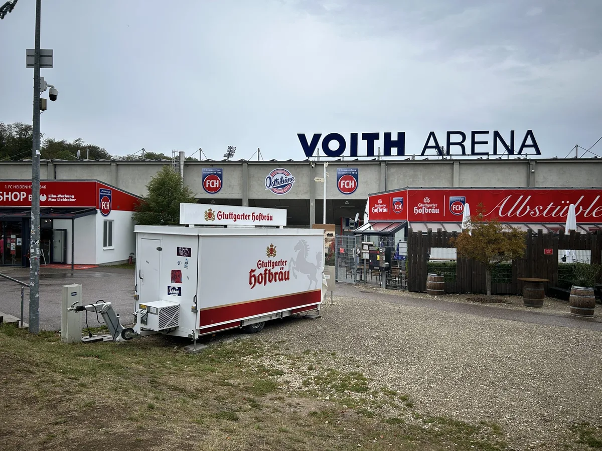 Suchspiel am Eingang der Voith-Arena des FCH: Rechts neben dem Bierwagen ist ein Teil der Stele zu erkennen.