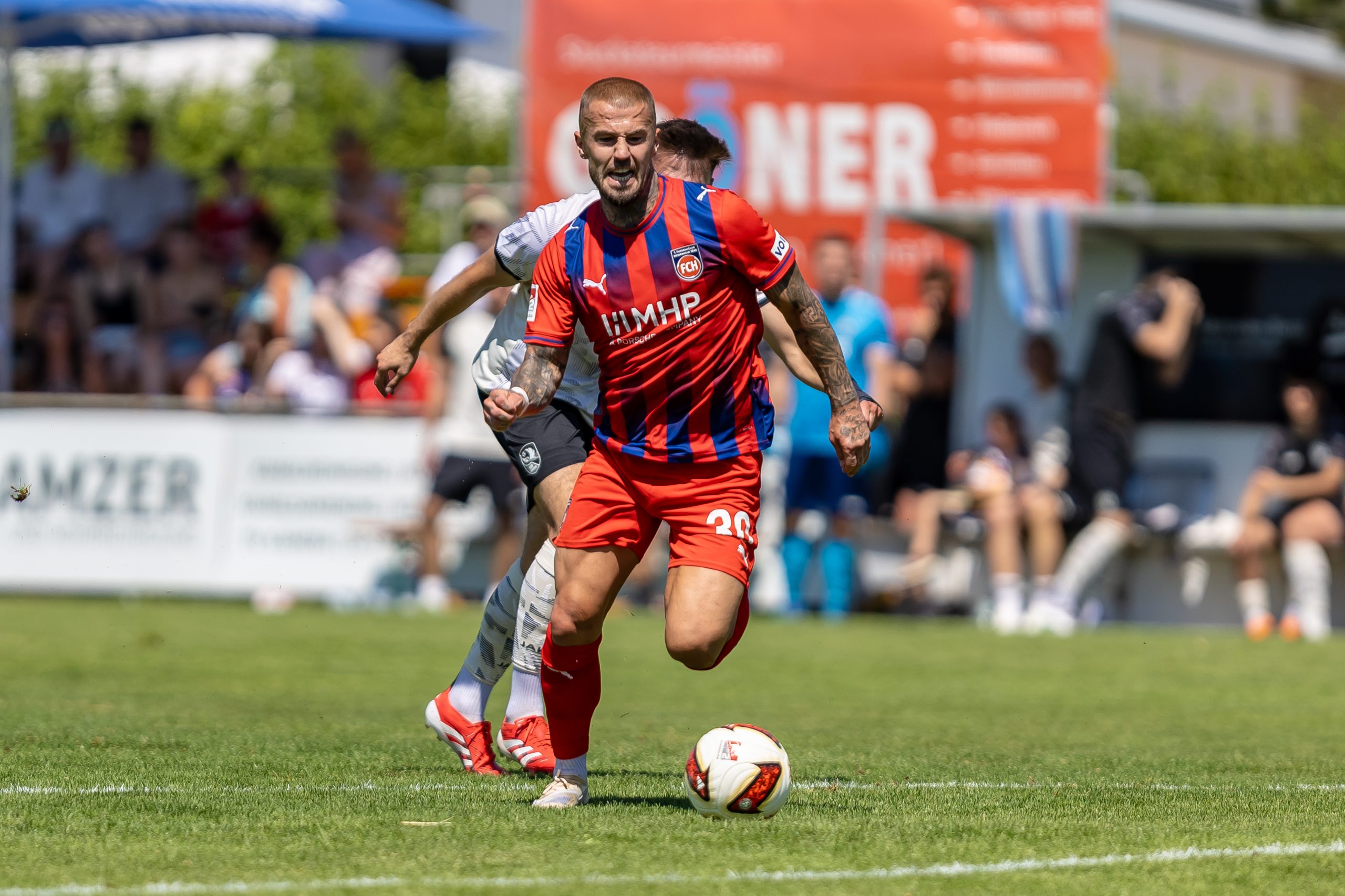 Ein Bild für die Vergangenheit: Niklas Dorsch streift das Trikot des 1. FC Heidenheim ab und wird künftig in der nordamerikanischen Profiliga auflaufen. Sein Wechsel beschert dem FCH wichtige Einnahmen.