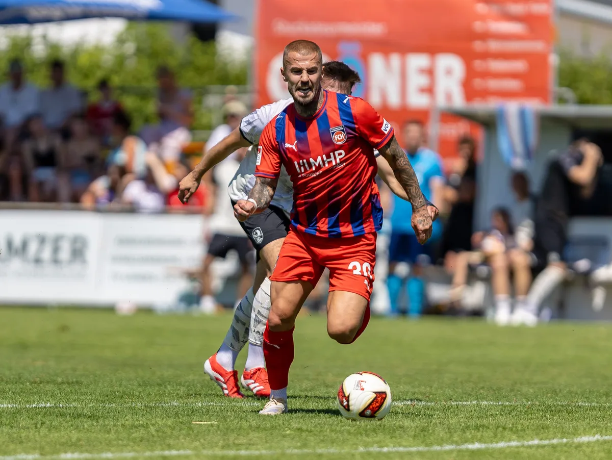 GER, SGM Langenau vs. 1.FC Heidenheim, Fussball, Testspiel, Saison 2026/2027, 11.07.2026 Ein Bild für die Vergangenheit: Niklas Dorsch streift das Trikot des 1. FC Heidenheim ab und wird künftig in der nordamerikanischen Profiliga auflaufen. Sein Wechsel beschert dem FCH wichtige Einnahmen.