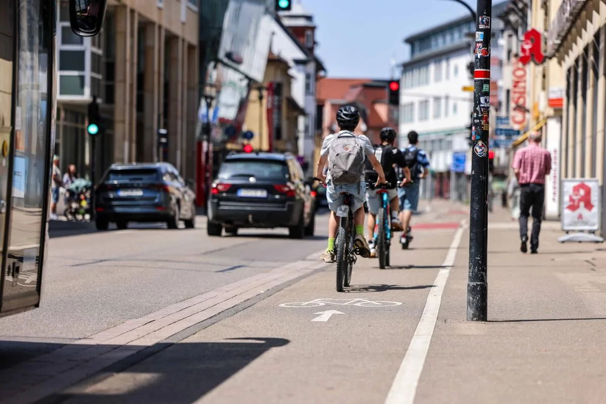 Bislang teilen sich Radfahrer – wie hier Kinder auf der Olgastraße – oft schmale Wege an den Hauptverkehrsachsen. Das neue Radverkehrskonzept des Landkreises Heidenheim sieht vor, die rechte Autospur in eine Fahrradspur umzuwandeln. Der Gehweg würde dadurch um die Radspur breiter.