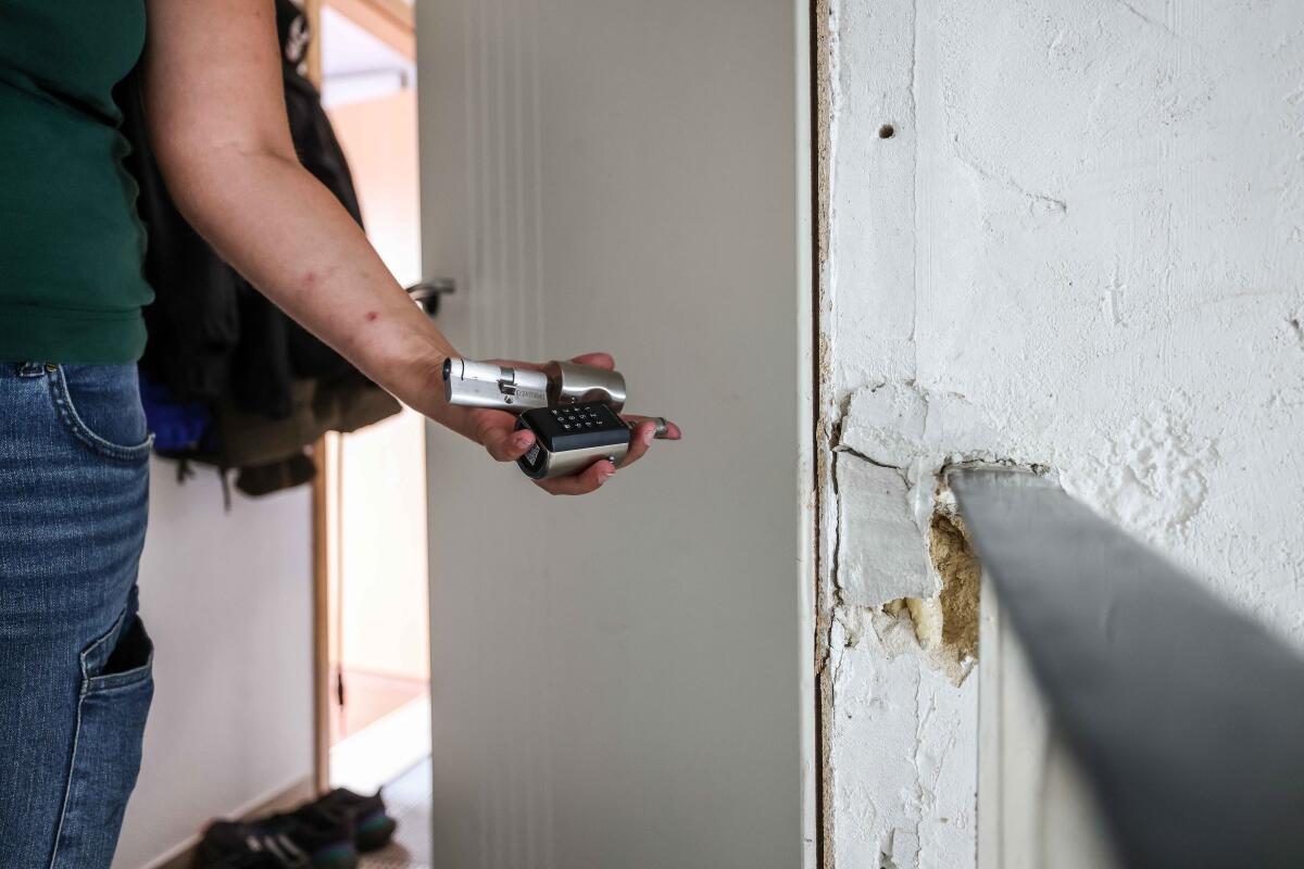Wohnungstür und Zarge beschädigt, das alte Schloss kaputt. So fand Lisa Krause ihre Wohnung nach dem SEK-Einsatz vor.