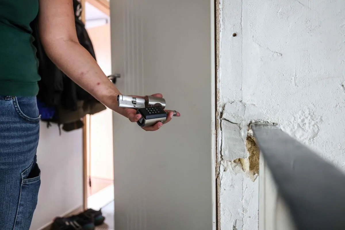 aufgebrochene, aufgebrochen, Wohnungstür, Schaden, SEK, Bergstraße, Lisa Krause, Wohnungstür und Zarge beschädigt, das alte Schloss kaputt. So fand Lisa Krause ihre Wohnung nach dem SEK-Einsatz vor.