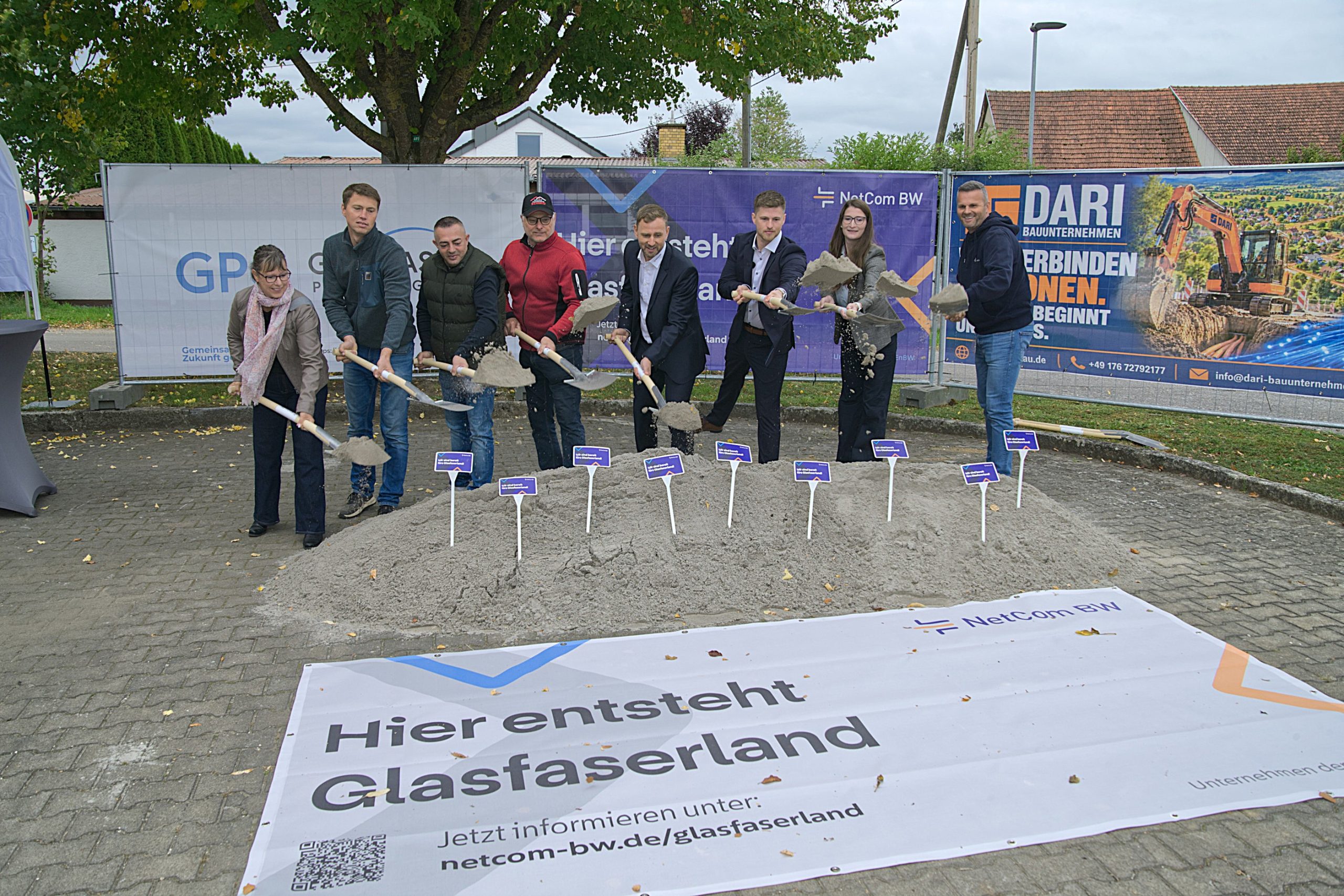 Symbolischer Baubeginn: Mit einem ersten Spatenstich startete der Bau des Glasfasernetzes der Netcom BW in Hermaringen, bei dem 578 Gebäude an das Breitbandnetz angeschlossen werden.