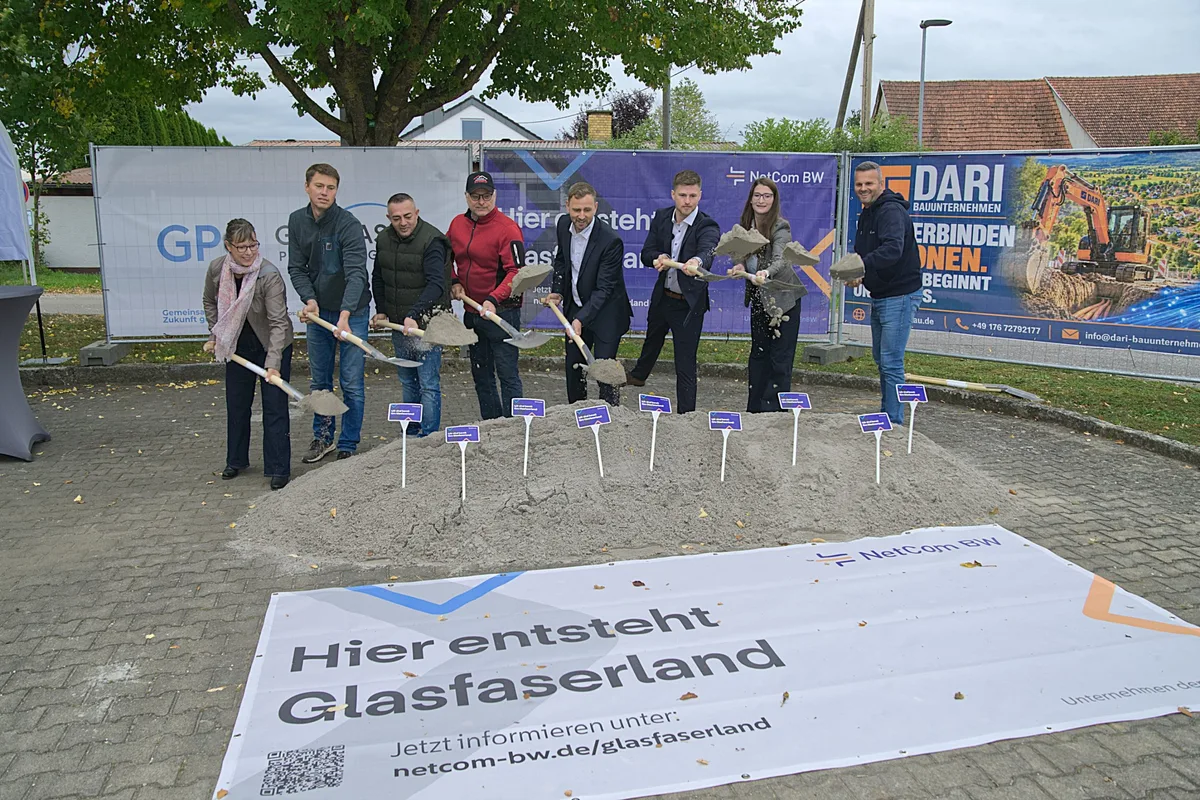 Spatenstich Glasfaserausbau NetCom BW Hermaringen Foto René Rosin Symbolischer Baubeginn: Mit einem ersten Spatenstich startete der Bau des Glasfasernetzes der Netcom BW in Hermaringen, bei dem 578 Gebäude an das Breitbandnetz angeschlossen werden.