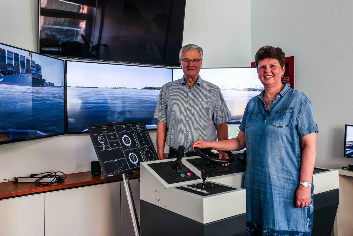 Dr. Dirk und Birgit Jürgens im Schiffsstand bei Voith Turbo Marine auf dem Heidenheimer Werksgelände: Zusammen hat das Ehepaar ein Buch über den Voith-Schneider-Propeller geschrieben.