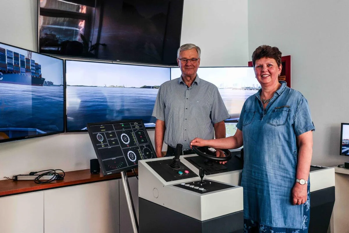 Dr. Dirk und Birgit Jürgens im Schiffsstand bei Voith Turbo Marine auf dem Heidenheimer Werksgelände: Zusammen hat das Ehepaar ein Buch über den Voith-Schneider-Propeller geschrieben.