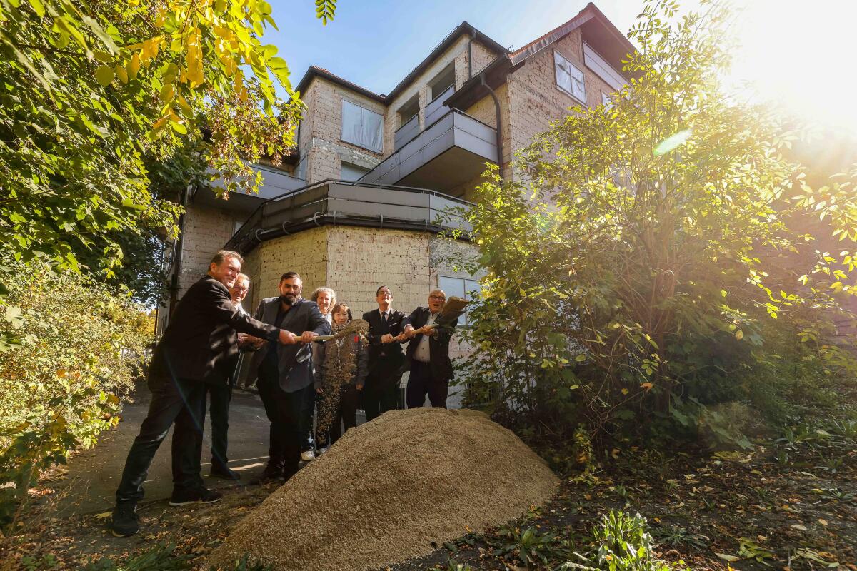Hoch die Spaten: Beim Johanneshaus soll es nun endlich losgehen mit der Sanierung des Bestandsgebäudes. In dem einstigen Seniorenheim der Johanniter in der Bahnhofstraße sollen unter dem neuen Betreiber InterPares 69 stationäre Pflegeplätze entstehen.