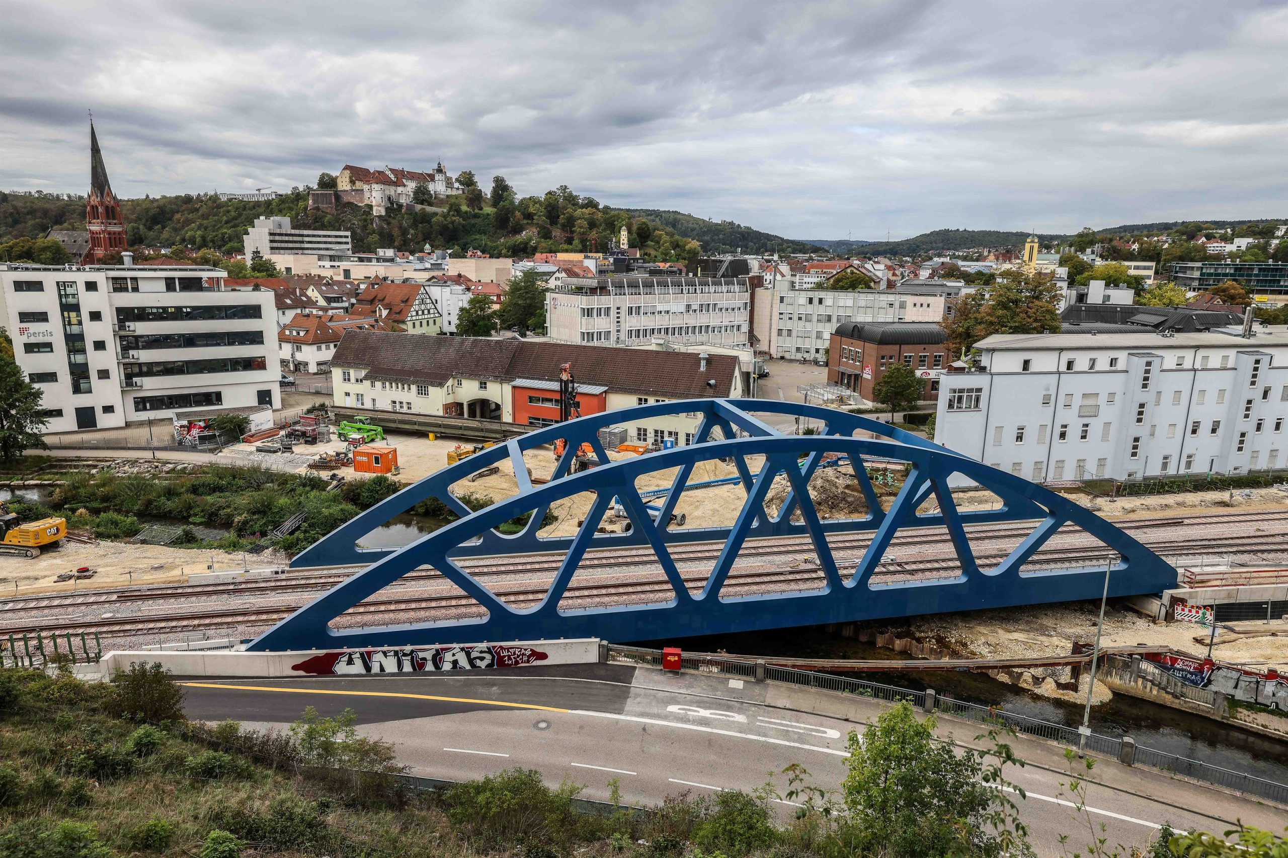 Die Premierenfahrt über die neue Eisenbahnbrücke lässt noch auf sich warten.
