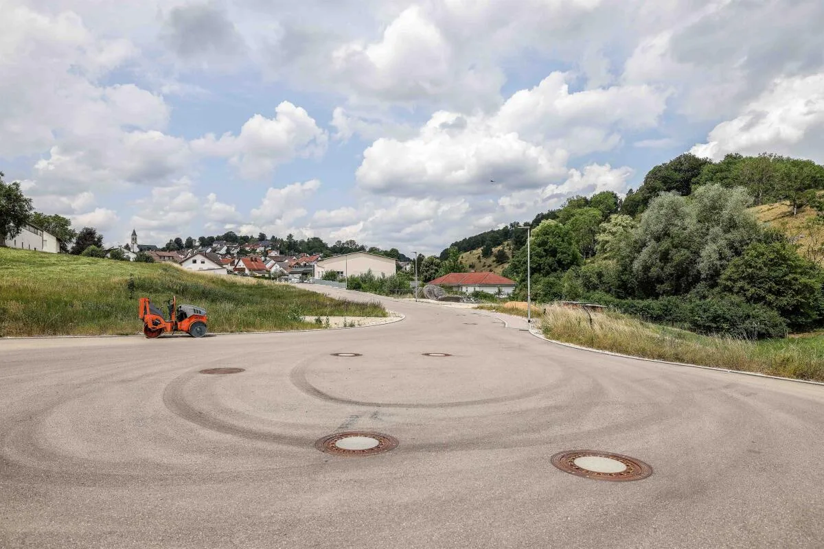 Die Erschließungsstraße ist fertig, links der Fahrbahn könnten Gewerbetreibende bauen. Was aber fehlt, ist die Abwasserleitung, die durch das Grundstück rechts der Straße verlaufen sollte.