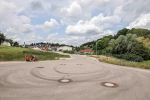Söhnstetten, neues, Gewerbegebiet, Adlerstraße, Die Erschließungsstraße ist fertig, links der Fahrbahn könnten Gewerbetreibende bauen. Was aber fehlt, ist die Abwasserleitung, die durch das Grundstück rechts der Straße verlaufen sollte.