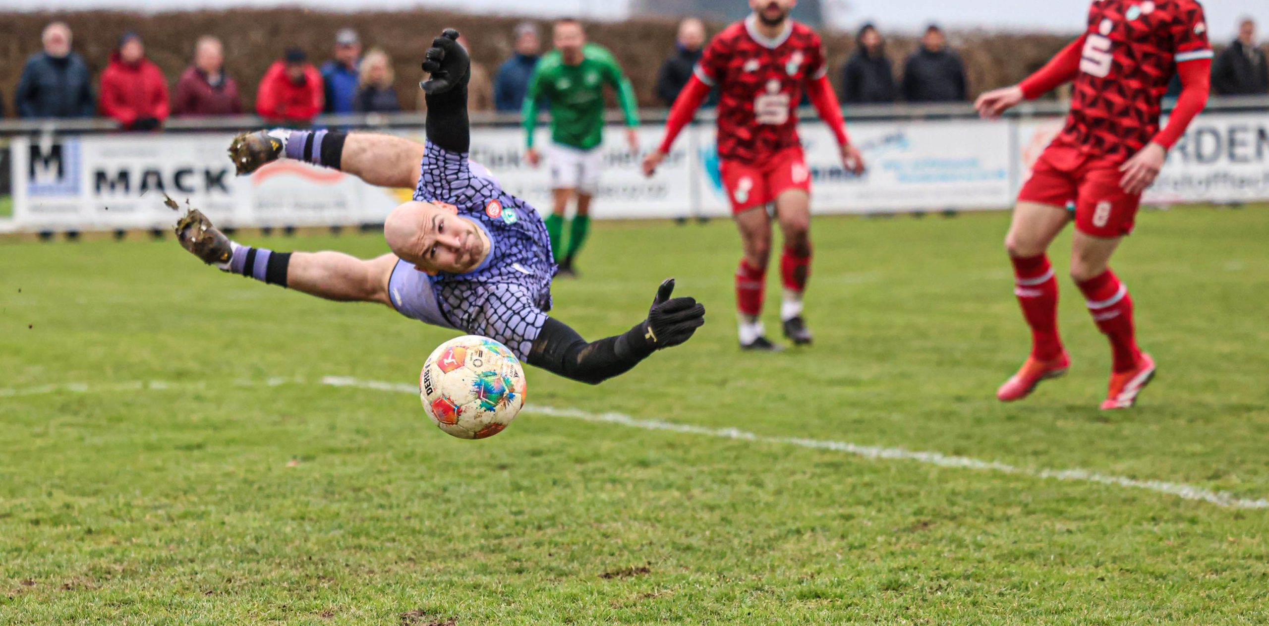 Matthias Nannt als fliegender Torhüter der Spielgemeinschaft Heldenfingen/Heuchlingen.