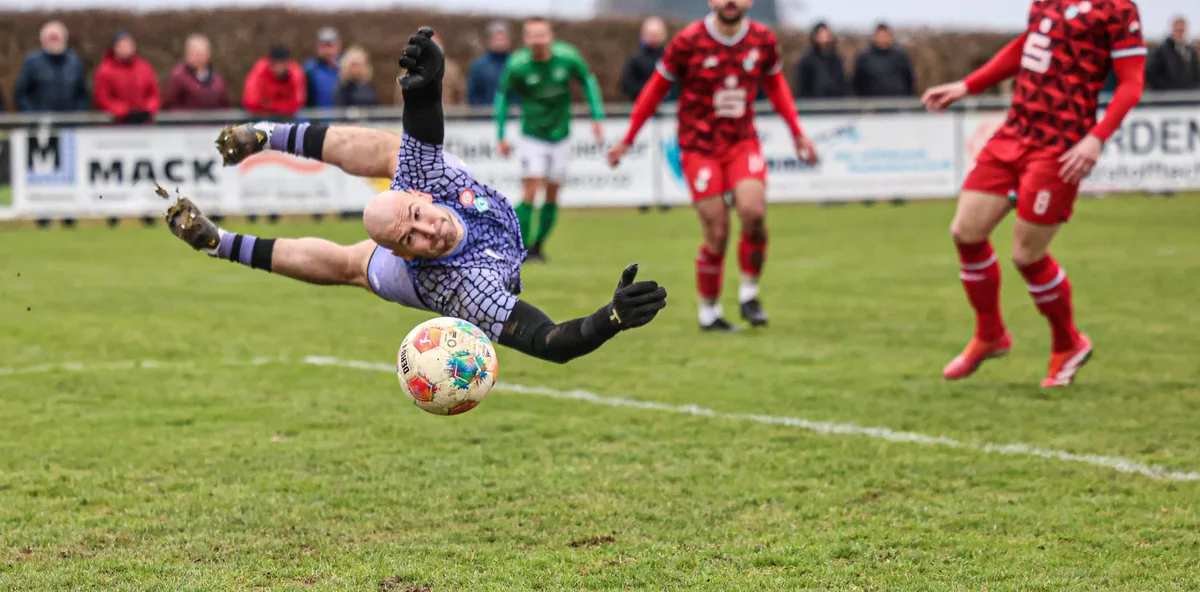 Fußball: Heldenfingen/Heuchlingen – FV Unterkochen Matthias Nannt als fliegender Torhüter der Spielgemeinschaft Heldenfingen/Heuchlingen.