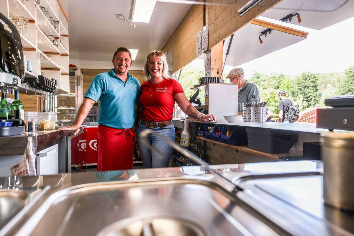 Nick Oelkuch und Petra Gold-Oelkuch betreiben gemeinsam den Biergarten mit Bootsverleih und Minigolfplatz am Itzelberger See.