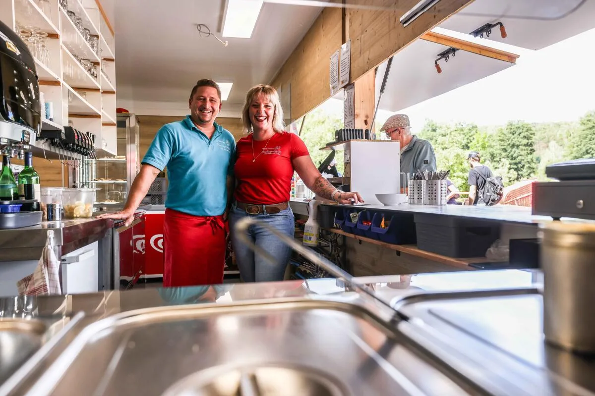 Sommerserie, Itzelberger See, Itzelberg, Nick Oelkuch, Petra Gold-Oelkuch, Betreiber, Nick Oelkuch und Petra Gold-Oelkuch betreiben gemeinsam den Biergarten mit Bootsverleih und Minigolfplatz am Itzelberger See.